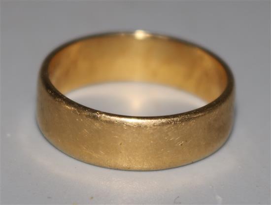 An 18ct gold wedding band, size N.